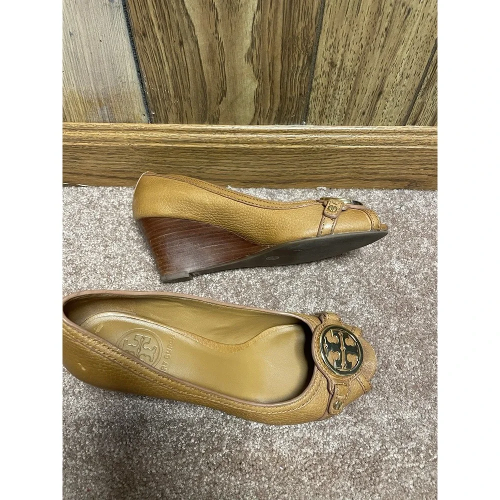Tory Burch Women's Leather Open Toed Wedged heel Camel Gold‎ TB Logo Size 6.5